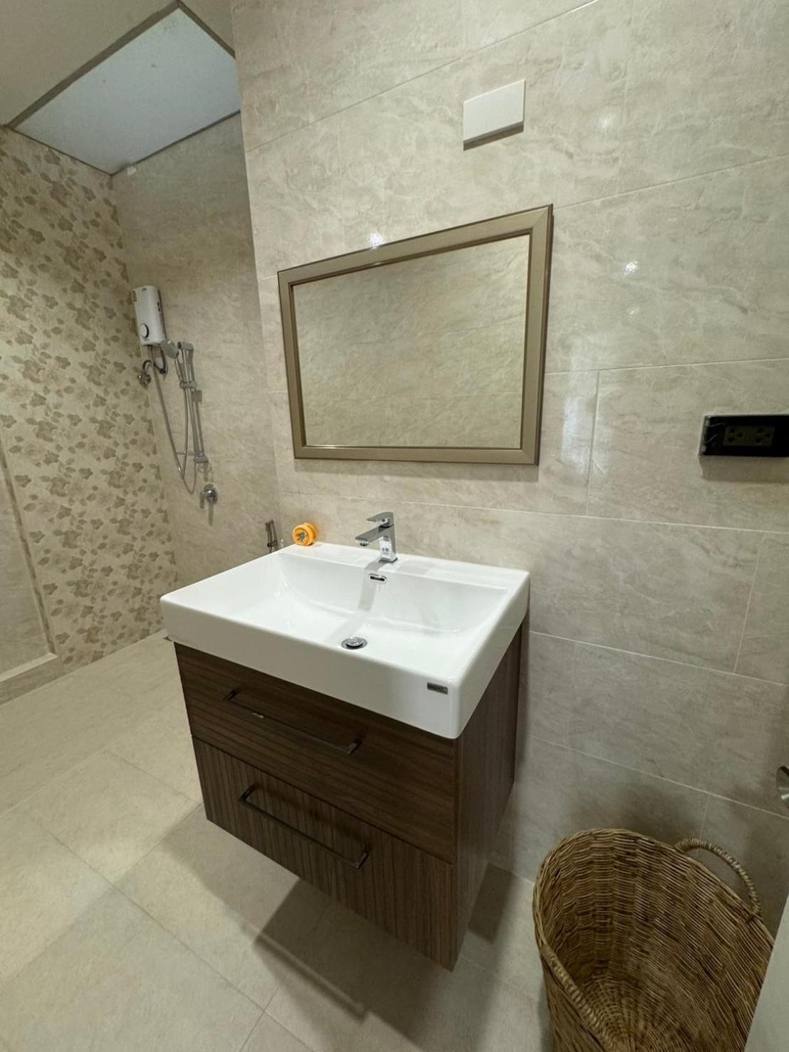 Khách sạn Em Sukhumvit - Near Terminal 21, Em District Malls, Bts And Mrt Lines 3*